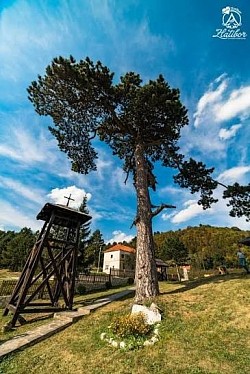 Црква брвнара у Доброселици Златибор